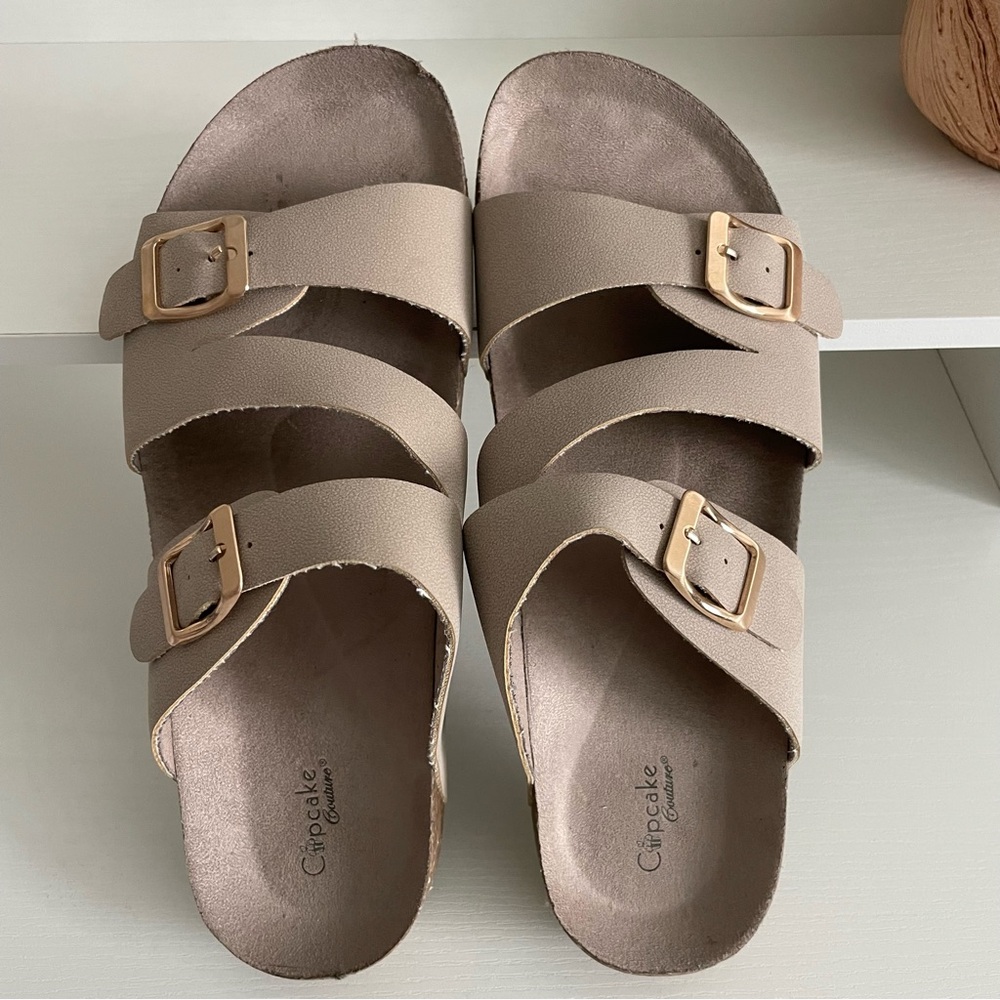 Cupcake Couture Youth Girl’s Size 6 Gold Buckle Beige/Tan Sandals
